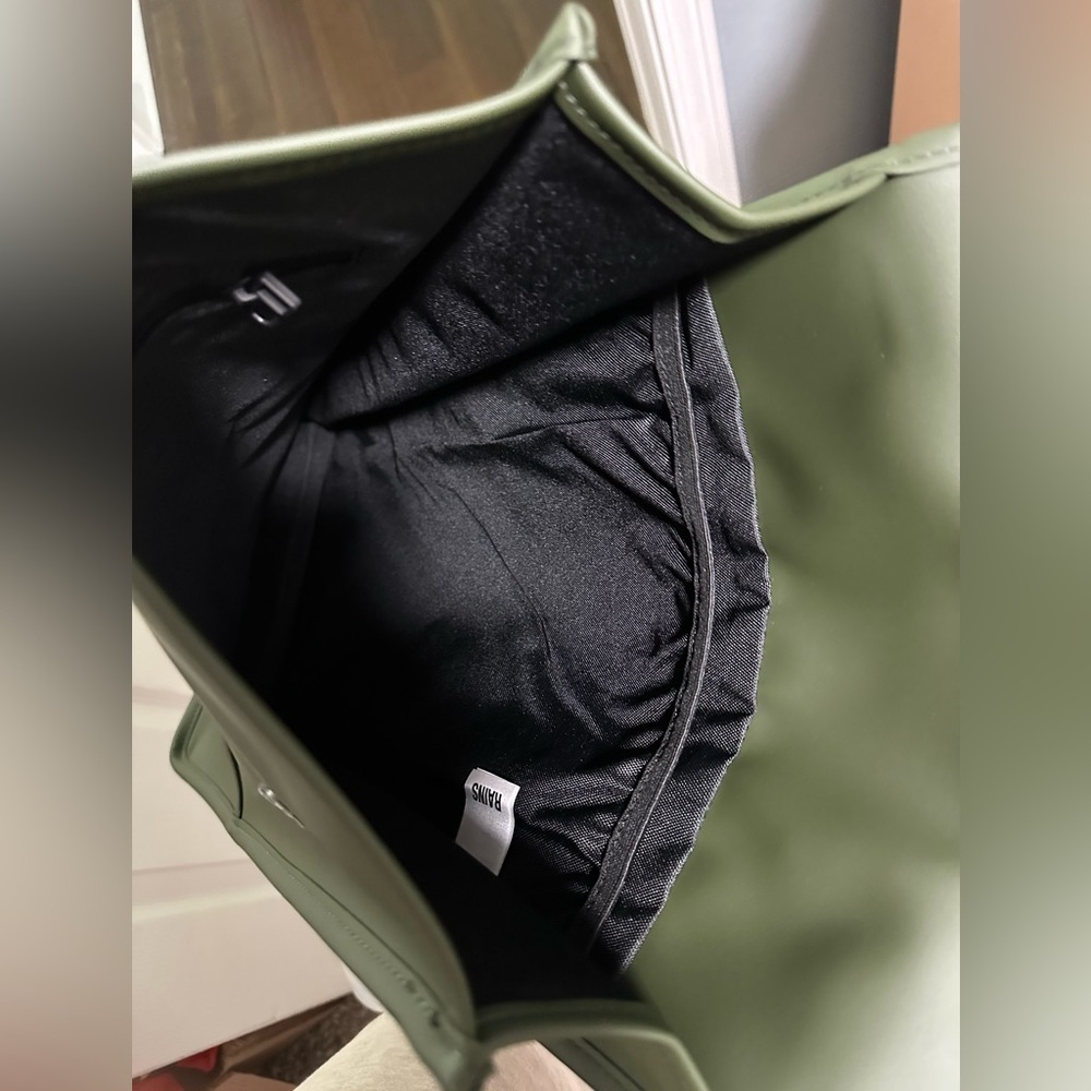 Rains Green Backpack clean and ever-contemporary Silhouette bag - Picture 9 of 11